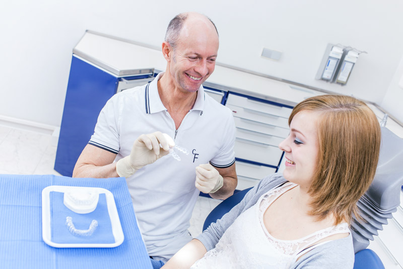 Behandlung unsichtbare Zahnspange im Erwachsenenalter - Dr. Carsten Falcke